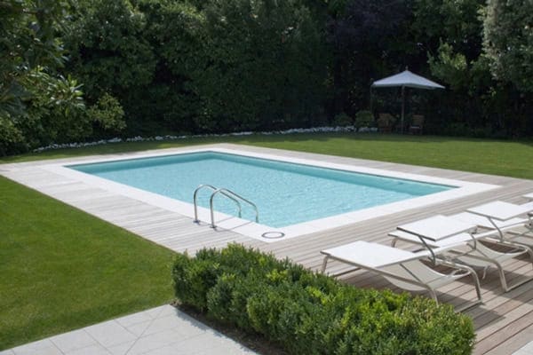 Piscina interrata con scala in acciaio