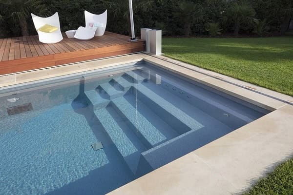 Piscina in vetroresina con scala e prendisole