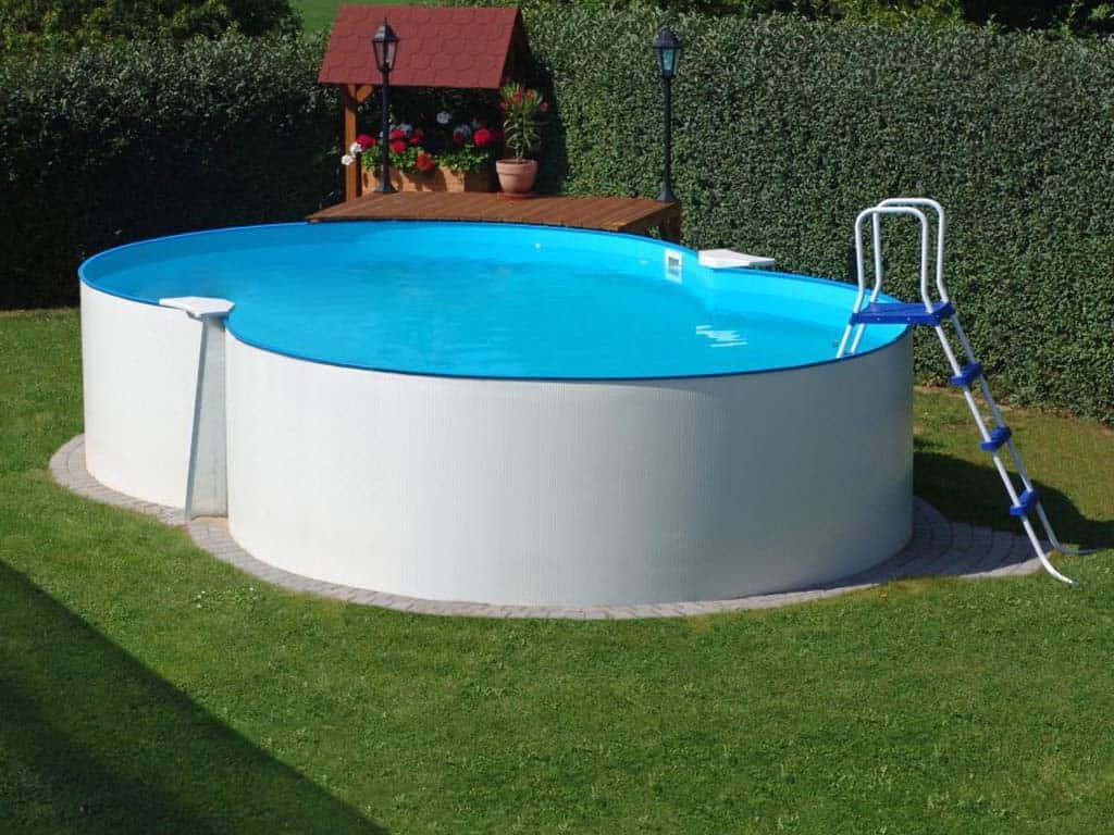 Piscina SunnyPool rotonda fuori terra con scaletta in giardino.