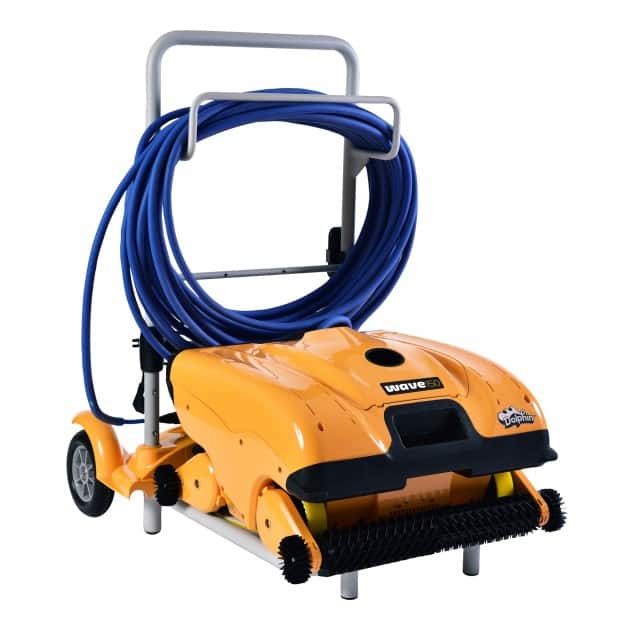 Pulisci piscina automatico, modello con ruote e tubo di alimentazione, perfetto per piscine interrate e fuori terra.