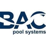 Piscina interrata con sistema skimmer, ambientata in un giardino tranquillo, perfetta per il relax e il divertimento all'aperto.