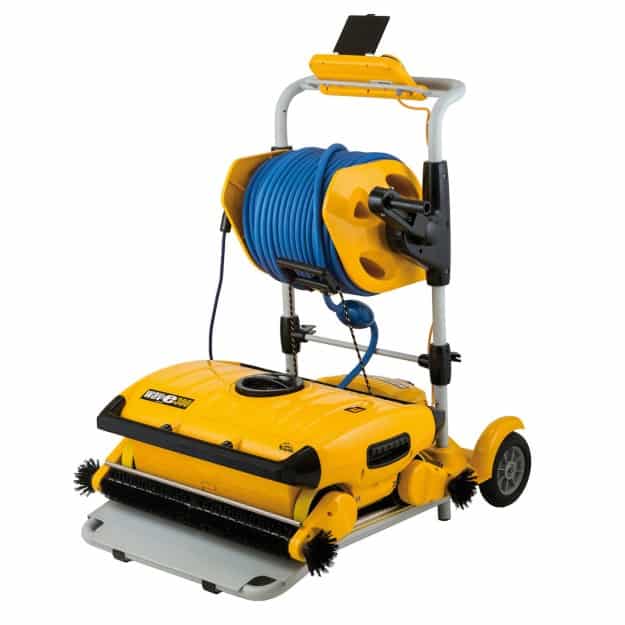 Titolare: Sistema di pulizia per piscine con tubo di irrigazione blu e robot automatizzato giallo.
