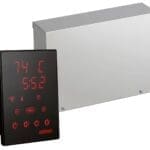 Harvia_XenioCombiWifi_CX110CXW_p1 Pannello di controllo Harvia Xenio. Il dispositivo è dotato di un display digitale con retroilluminazione rossa che mostra la temperatura. Presenta diversi pulsanti touch per la gestione della temperatura, del timer e delle funzioni Wi-Fi, con il logo Harvia in basso."