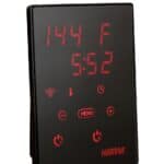 Harvia_Xenio_control_panel_CX004WIFI_USA_p1 Pannello di controllo Harvia Xenio. Il dispositivo è dotato di un display digitale con retroilluminazione rossa che mostra la temperatura. Presenta diversi pulsanti touch per la gestione della temperatura, del timer e delle funzioni Wi-Fi, con il logo Harvia in basso."