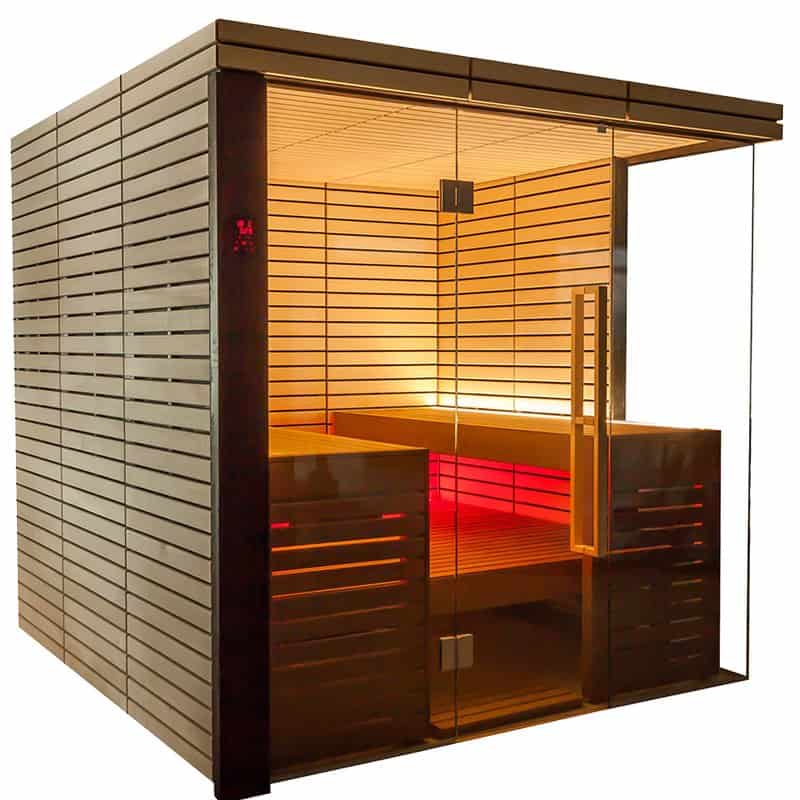 Sauna in legno con pareti di vetro, ambiente rilassante e accogliente.
