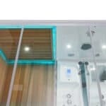 Piscina wellness interrata con cabina di vaporizzazione e illuminazione LED blu.