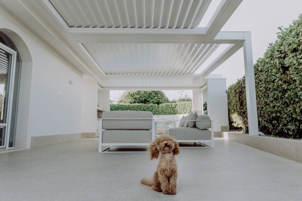 L'area esterna di una terrazza coperta con divani eleganti, perfetta per il relax all'aperto.