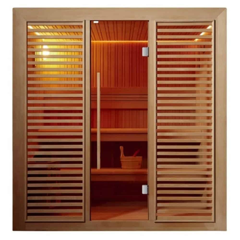 Vasca sauna in legno, ingresso con porta in vetro, ambiente caldo e accogliente con illuminazione soffusa.