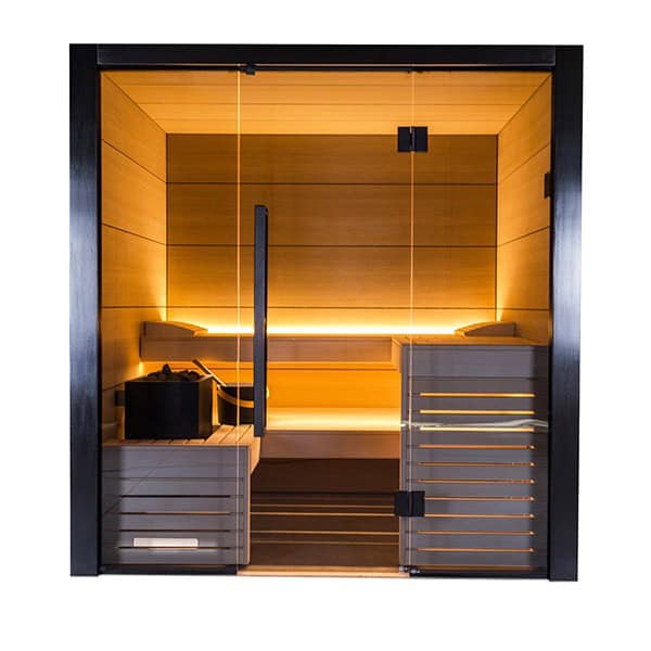 Vicina a una piscina coperta in legno con pareti calde e illuminazione integrata, ideale per relax e wellness.