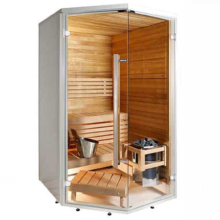 Relaxing sauna in legno, spazio per una o due persone, con zone di seduta comode e generatore di vapore. Ideal per il benessere e il relax, ambientazione calda e accogliente.