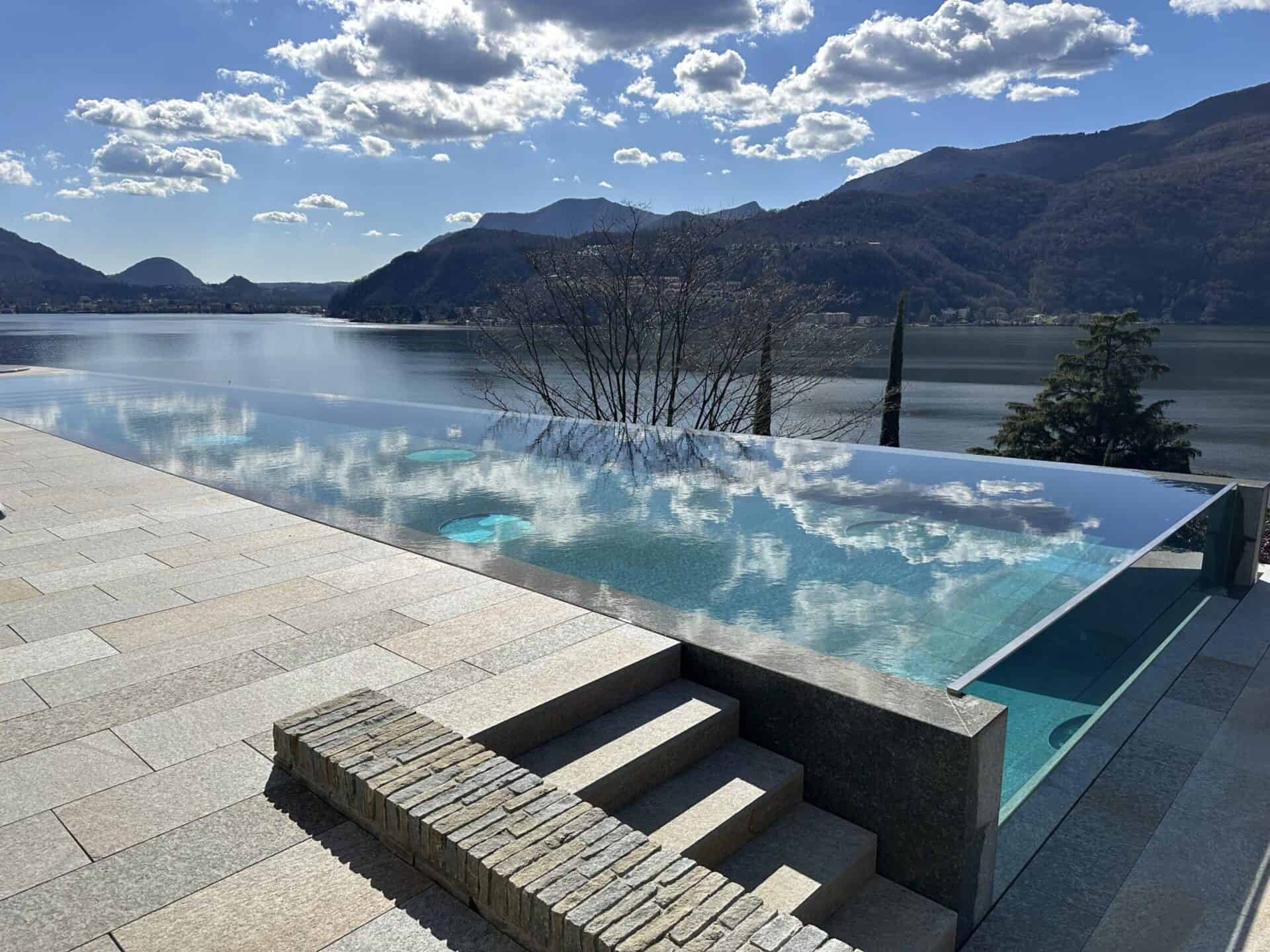 Piscina interrata in giardino privato con vista