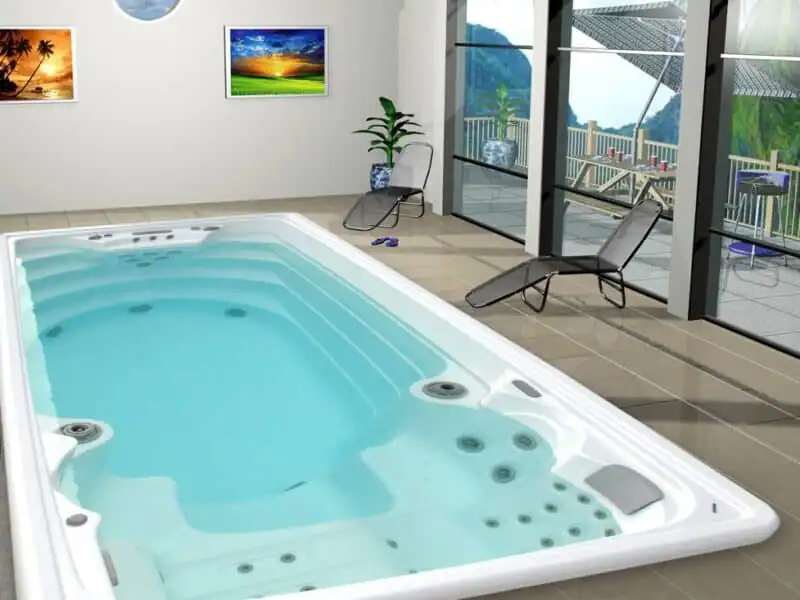 Minipiscina da interno con sistema di nuoto controcorrente, vista panoramica e lettini relax.