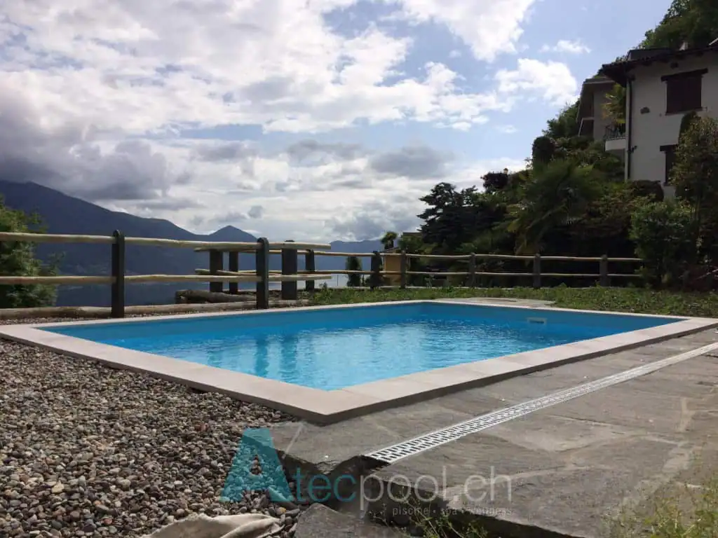 Piscina interrata di piccole dimensioni con vista panoramica sulle montagne.