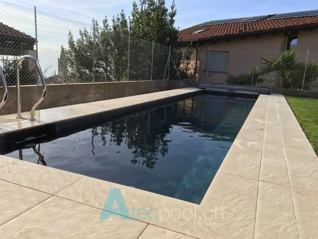 Piscina interrata con bordo a sfioro in stile moderno.