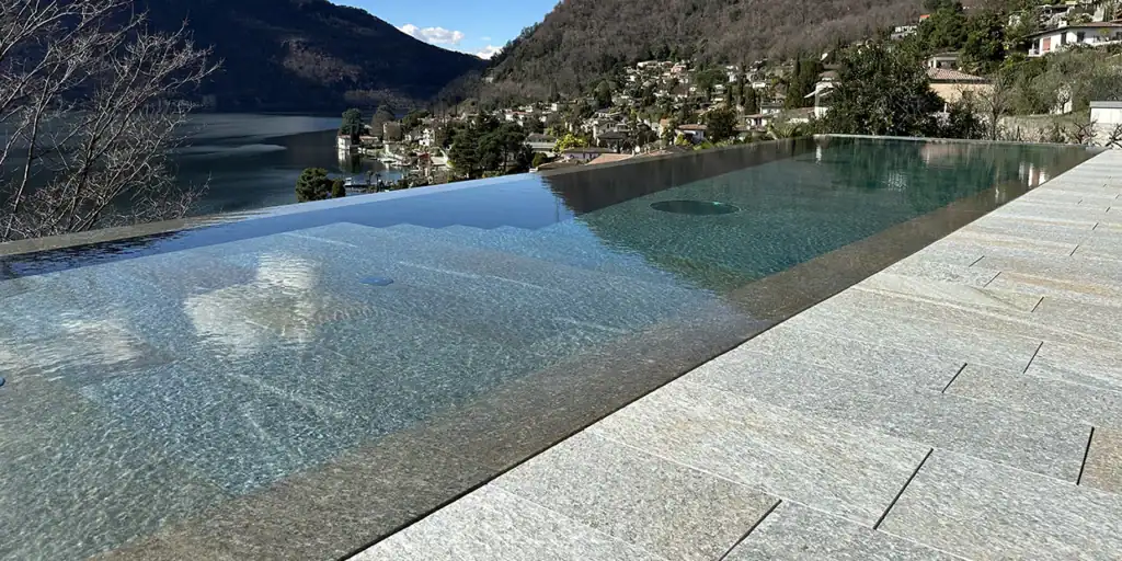 Piscina a sfioro con vista panoramica sul Lago di Lugano