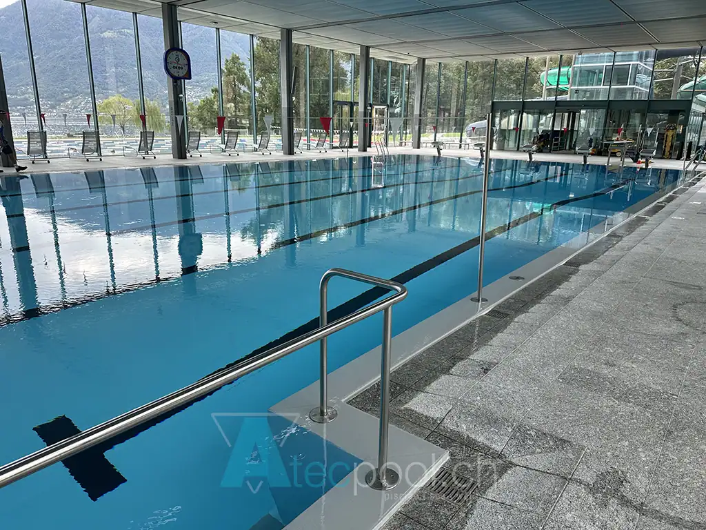 Piscina coperta semiolimpionica con corsie da nuoto in ambiente moderno