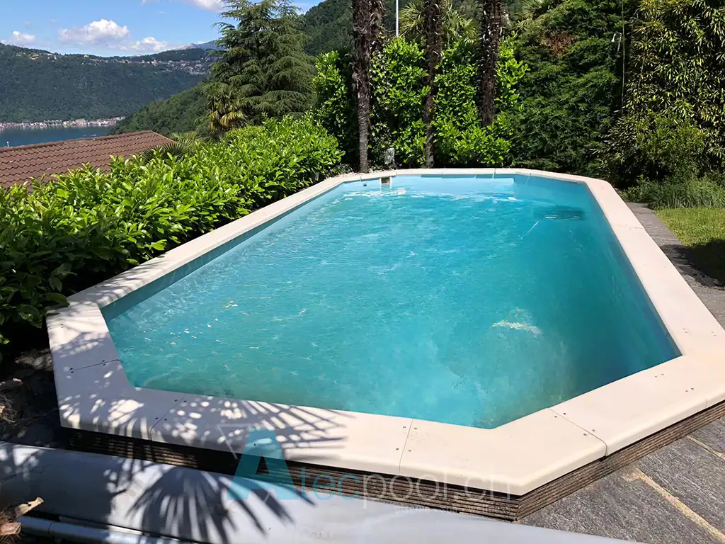 piscina residenziale ottagonale con vista su colline e vegetazione