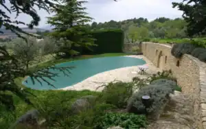 Piscina sagomata con copertura invernale verde in PVC rinforzato, protezione resistente contro sporco e intemperie