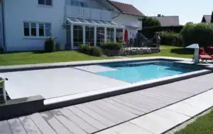 Piscina con copertura isotermica galleggiante avvolgibile, ideale per mantenere la temperatura dell’acqua e ridurre i consumi energetici