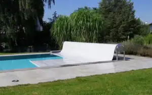Piscina con copertura isotermica galleggiante avvolgibile, ideale per mantenere la temperatura dell’acqua e ridurre i consumi energetici