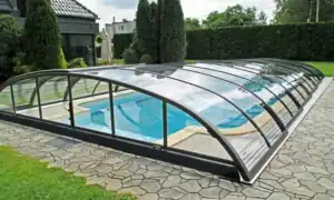 Copertura telescopica per piscina in alluminio e policarbonato, con moduli scorrevoli trasparenti