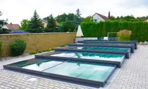 Copertura telescopica per piscina in alluminio e policarbonato, con moduli scorrevoli trasparenti