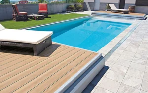 Piscina con Pooldeck scorrevole in finitura legno, copertura mobile che diventa terrazza moderna con area relax