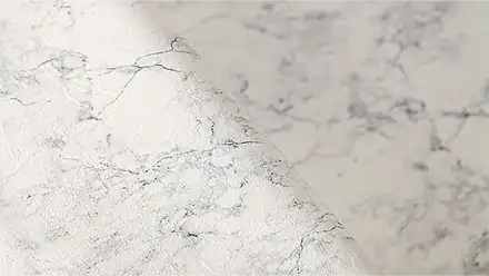 Elegante superficie in marmo bianco con venature leggere, perfetta per piscine di lusso interrate.