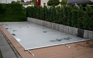 Piscina con copertura a barre in PVC grigio, sicura e resistente per protezione tutto l’anno