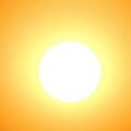 Sonne strahlt auf ein Gebäude mit Hitzeschutzmaßnahmen.