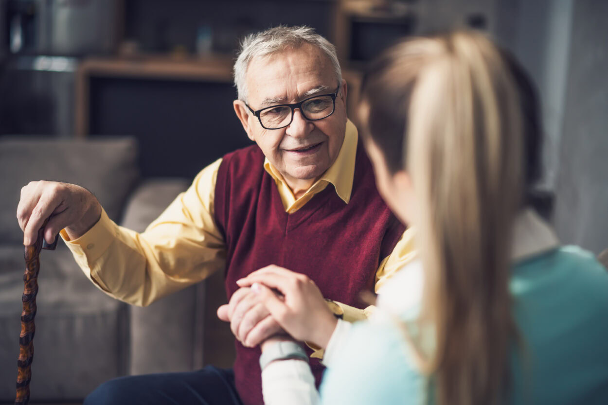 Gehbehinderter Senior mit Pflegeperson