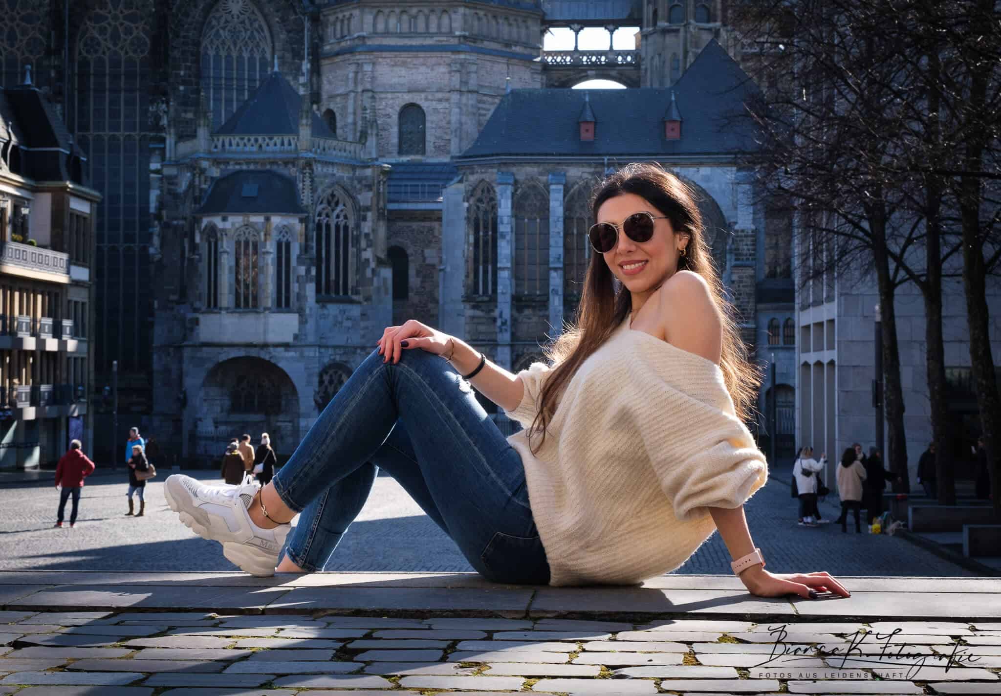 Model Street Fotografie sitzend vor Aachener Dom
