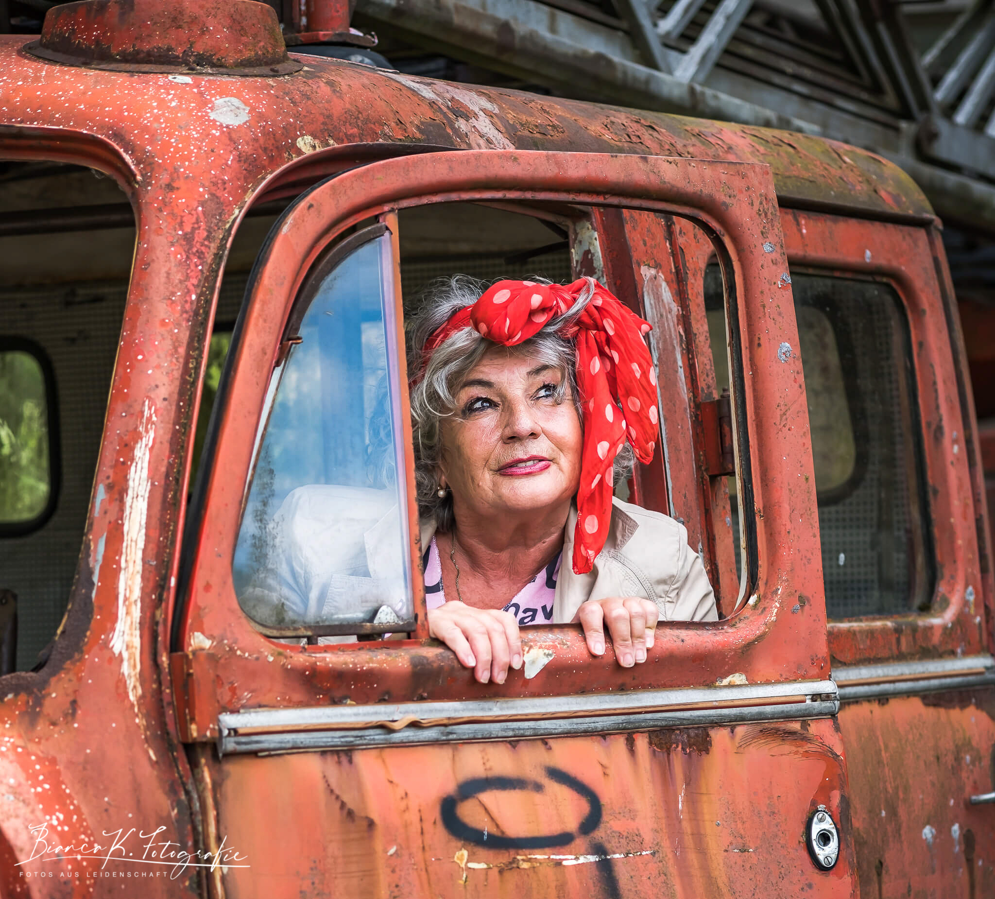 Foto mit einer Frau in einem alten Feuerwehrwagen auf einem Lost Places Gelände
