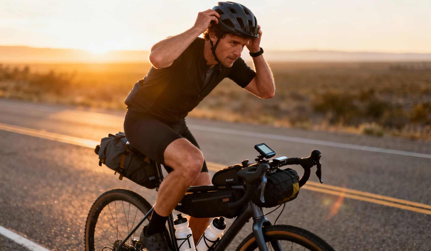 cycliste solitaire à l'aube