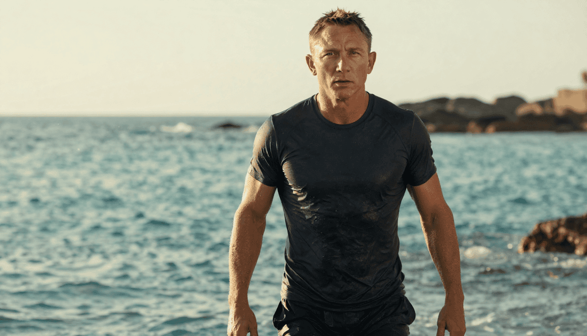 Homme en sport à la plage, effort physique, mer, plage, homme en mouvement.