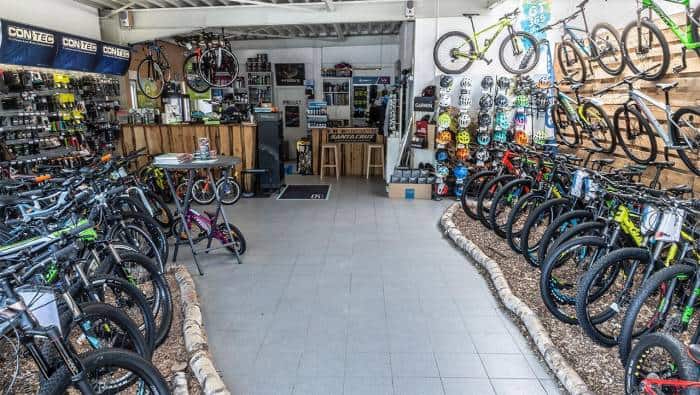Verschiedene Fahrräder im Fahrradgeschäft Bike Factory Frohnhausen.