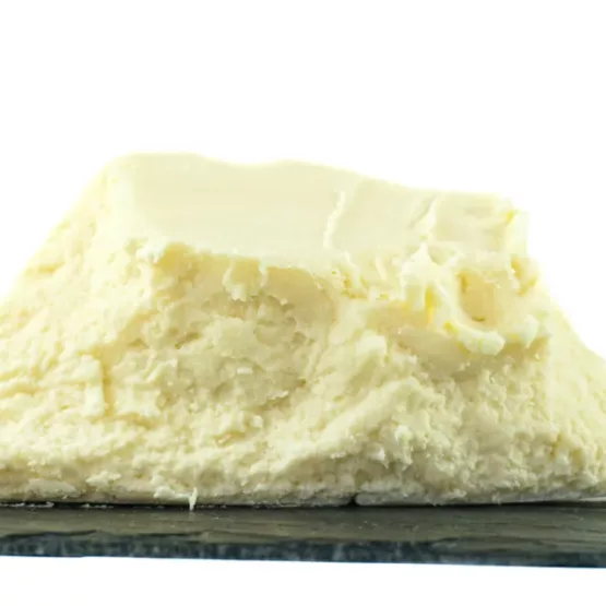 Natürliche Bio Sheabutter nativ und unraffiniert als Rohware auf Schieferplatte perfekt für Naturkosmetik und Hautpflege