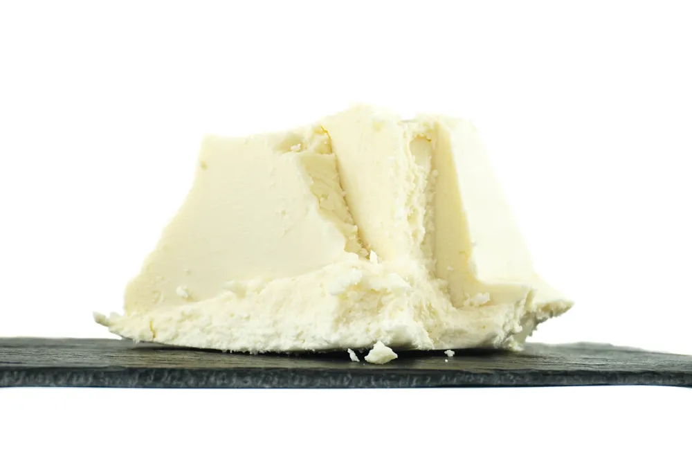 Natürliche Bio Sheabutter, unraffiniert und kaltgepresst, auf einer Schieferplatte