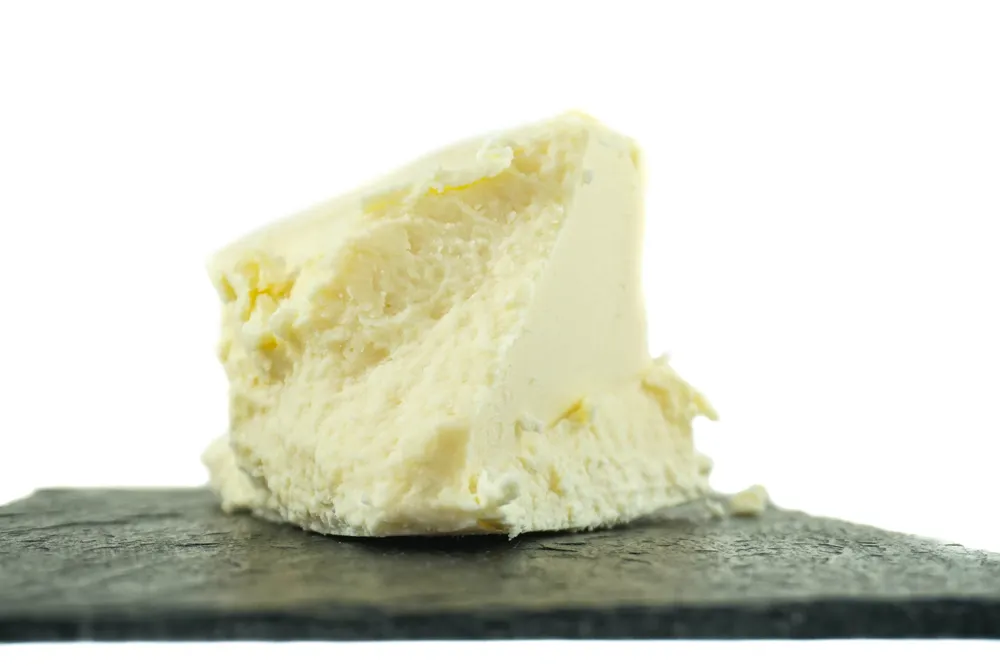 Hochwertige Bio Sheabutter, unraffiniert und kaltgepresst, als Rohware für natürliche Hautpflege, vegan und nachhaltig angebaut