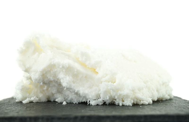 Naturra hochwertige Bio Sheabutter weiß desdodiert auf Schiefern-platte