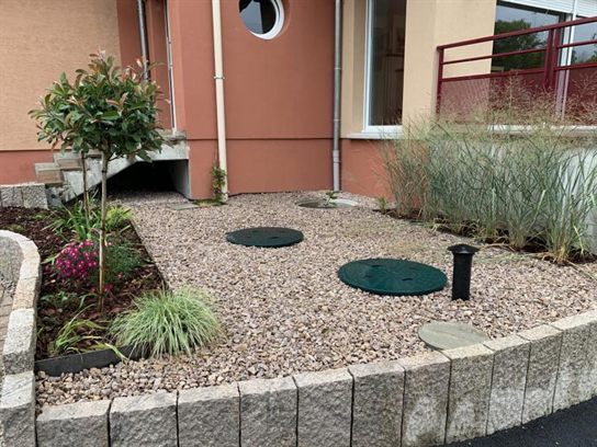 Installation filtre compact ClearFox By Breizho - résultat final discret dans un jardin paysagé