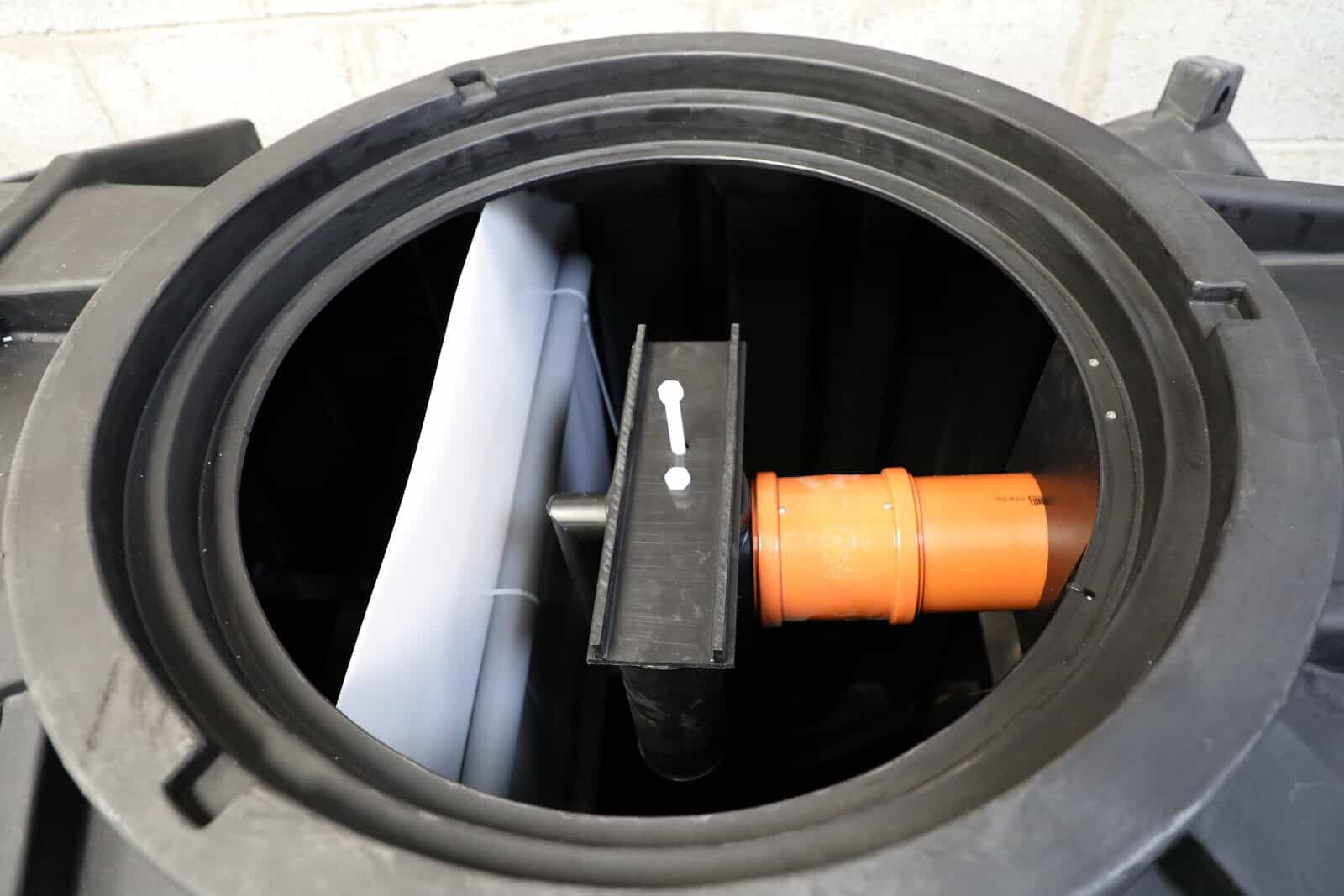 Le séparateur et la valve de restriction dans la fosse toutes eaux