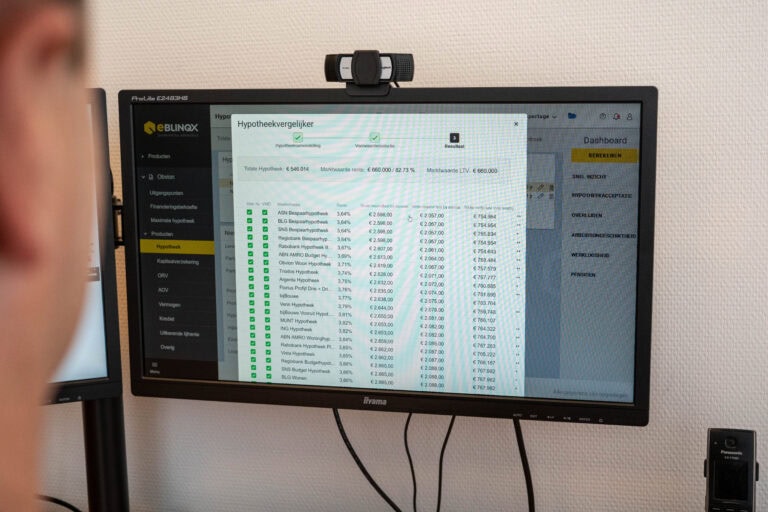 Foto van adviseur die hypotheken aan het vergelijken is.