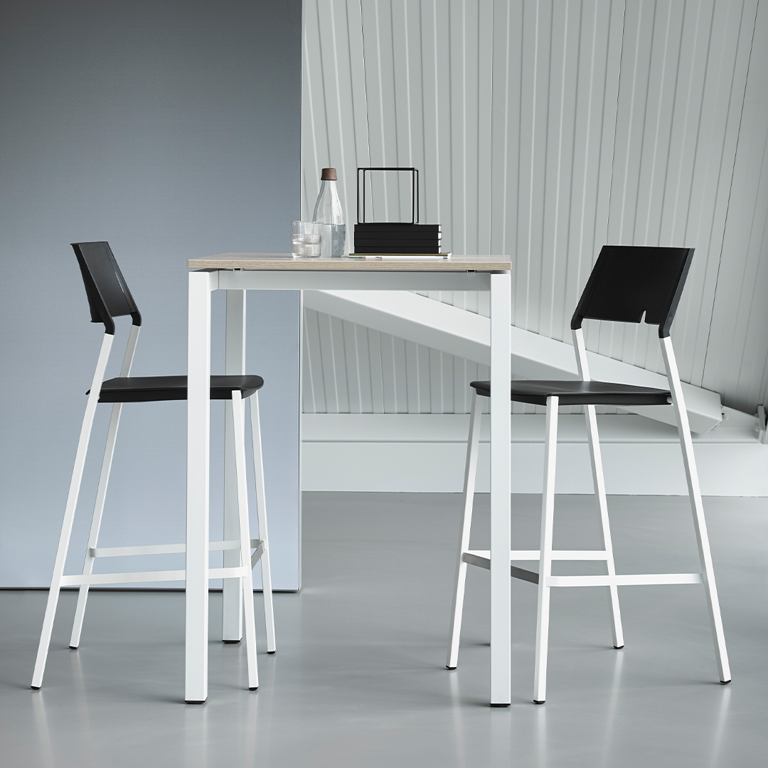 Casala Boxter table with Axa barstools