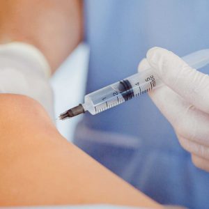 Infiltrazione interarticolare di acido Ialuronico