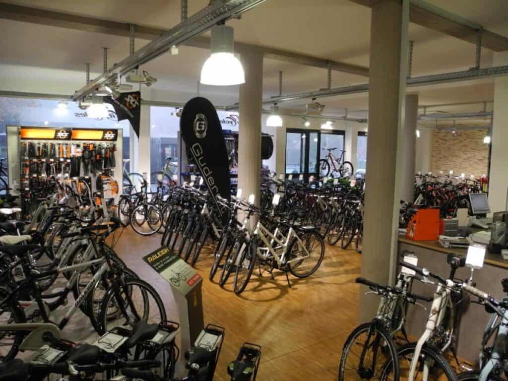 Innenansicht des CityCycles Fahrradgeschäfts in Lüneburg mit Fahrrädern und Zubehör.