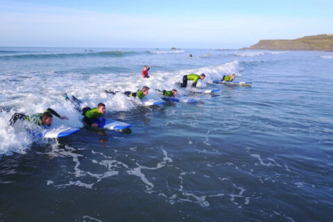 group-surf-lesson-everyone-catching-wave-together-1024x768
