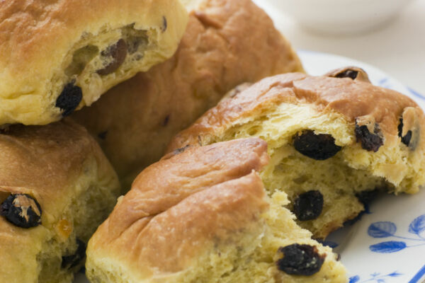 Plate,Of,Saffron,Fruit,Buns