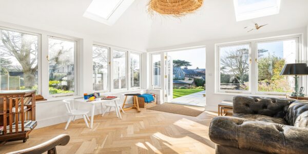 Spacious Cornish Secret holiday home with large sunlit conservatory and garden views.