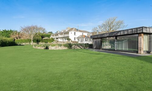 Modern holiday cottage with large garden and contemporary design in Cornwall.